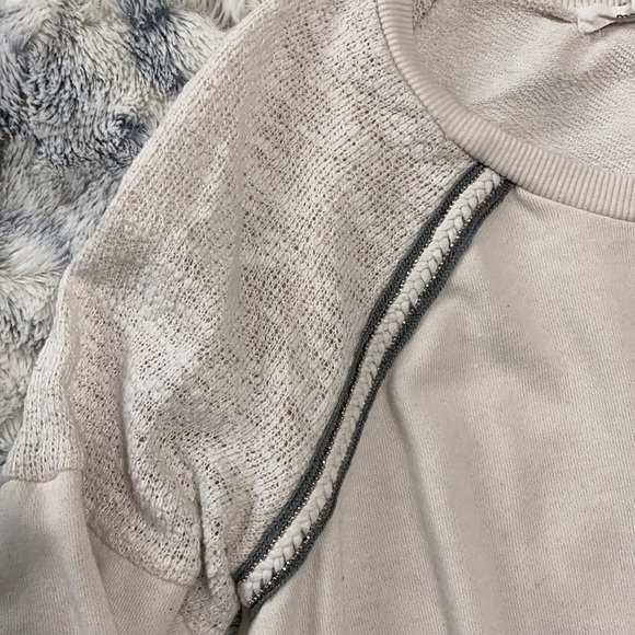 Cute crew neck sweater! - Picture 3 of 3